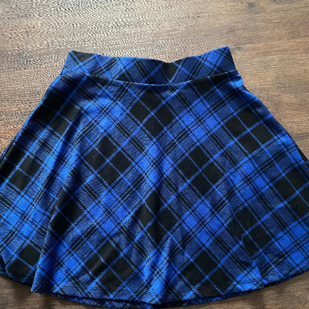En kjol från new yorker som inte kommit till användning, är alltså helt oanvänd.. Kjolar.