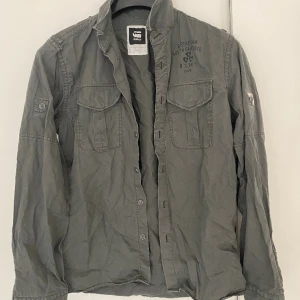 G-star skjorta  - Säljer en G-star raw skjorta som är I grön militär färg , pris 100kr Storlek S