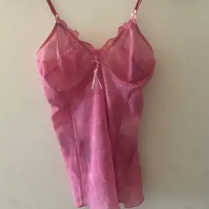 Babydoll-style linne med rosor i mönstret. Genomskinligt men passar med en rosa BH! Såå cute 💕💕passar med liten byst.