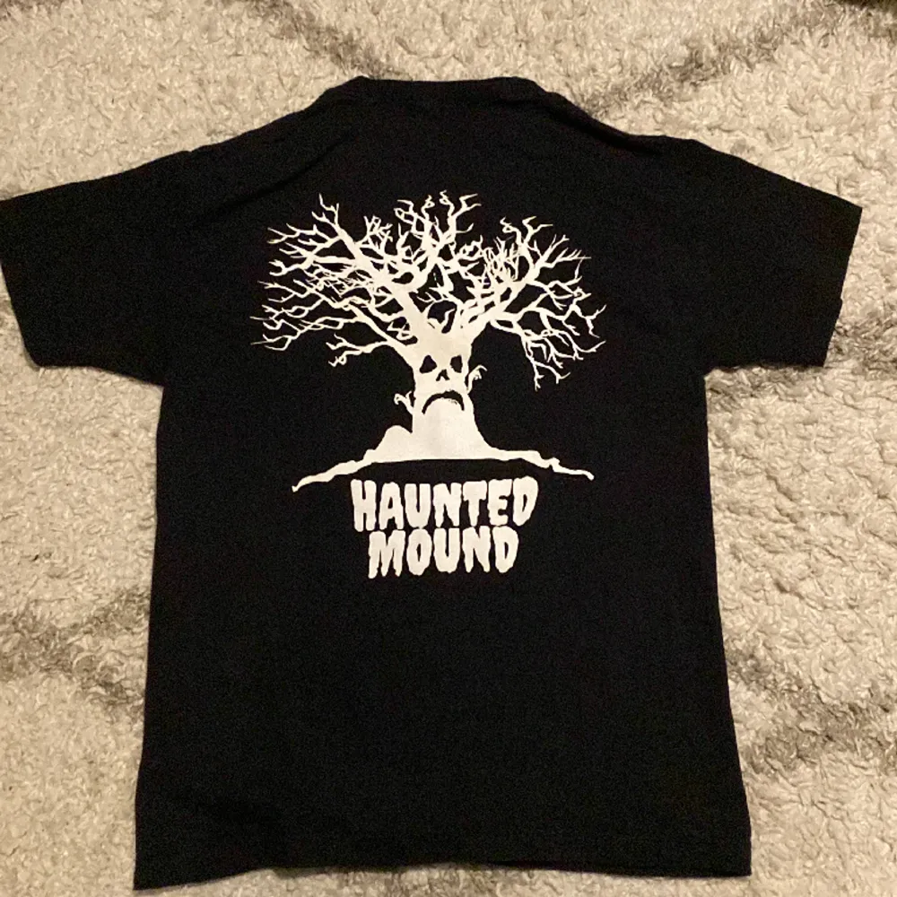Äkta tröja från hauntedmound.com, köpt hösten 2022, medium storlek, väldigt bra skick, knappt använd. Säljer för att jag inte använder den.. T-shirts.