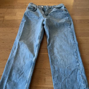 Jeans  - Endast testade,köpare står för frakt annars kan jag mötas i Västerås.