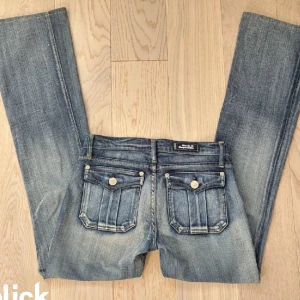 Lowwaisted rock republic jeans - Lowwaisted och grovt snygga med unika detaljer. Köpte här på Plick men passade tyvärr inte. Jag är 173cm och dem sitter bra i längden 🌸