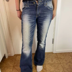 Lee jeans lågmidjade storlek 29-31 - Skick: 10/10  Använda 1-3 gånger Nypris: 690kr   Säljer pga att dem ej passar mig längre tyvärr..  jag är 162!💗🤗 Bara å skriva vid frågor eller mer bilder pris kan diskuteras 