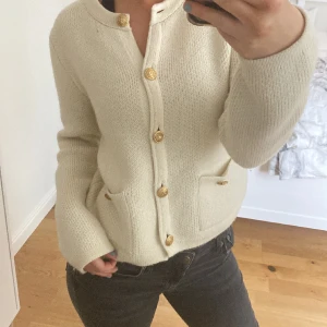 stickad kofta - jättefin stickad kofta från zara som jag tyvärr inte använder längre, ser ut som ny, de är storlek M men sitter som S❤️