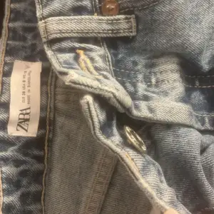 Säljer nu mina midwaise jeans från Zara stl 38 mer som 36 dem är köpta här på plick för 350 säljer nu för 100 då dem är lite långa på mig som är runt 160