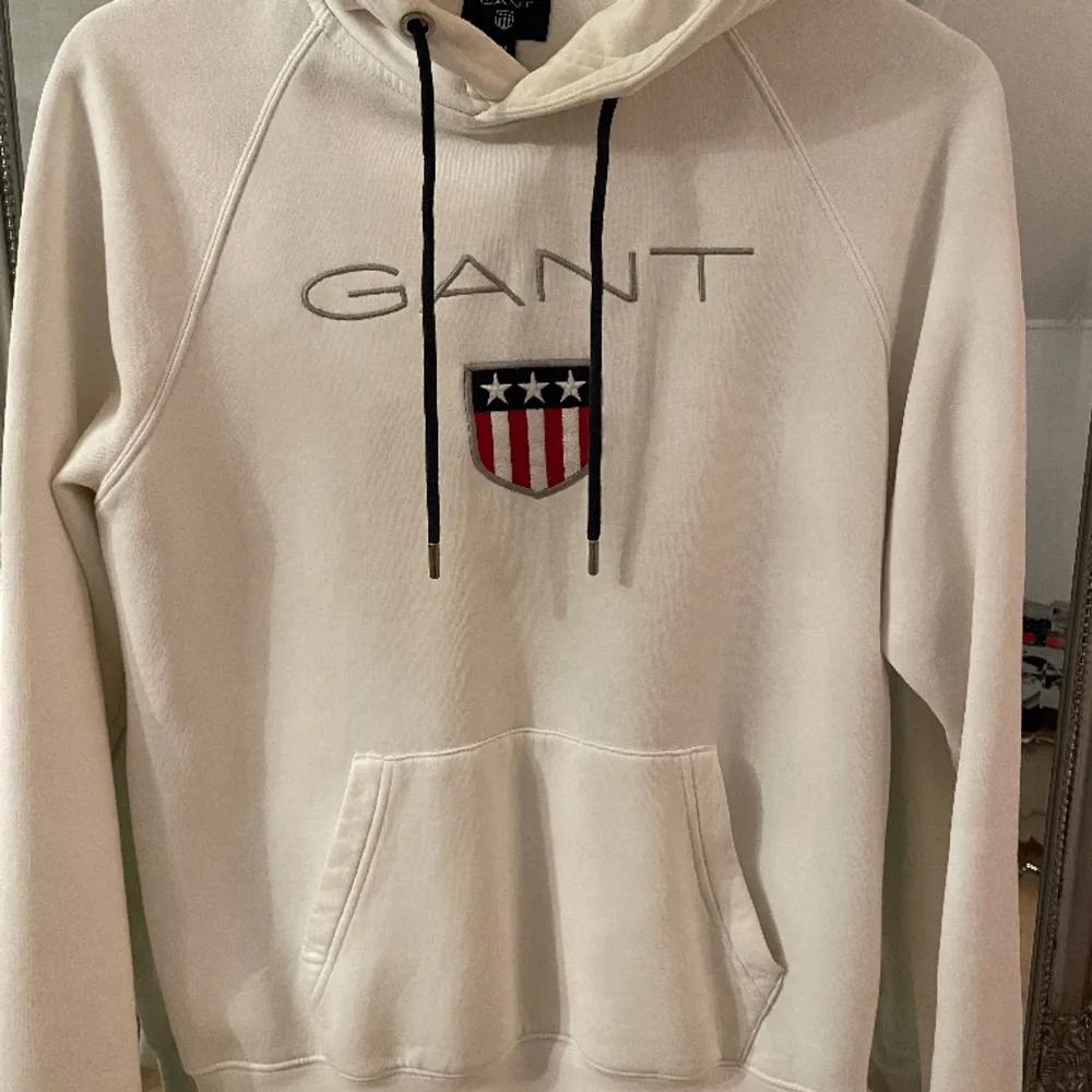 Vit GANT hoodie i fint skick. Storlek M. Hoodies.