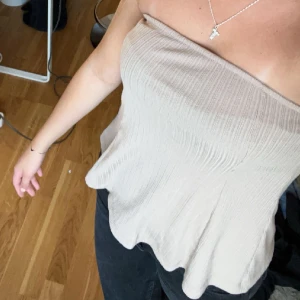 topp - så söt bandeau topp från bikbok💞💞använt max 2 gånger.