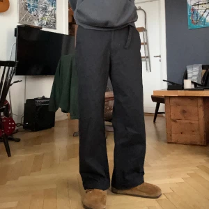 Baggy sweet byxor - Baggy svarta sweet sktb byxor med spänne, fina och i bra skick Storlek M Skriv vid frågor