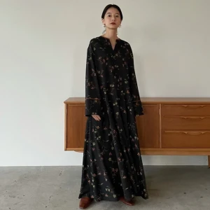 Long dress - The floral pattern is not too flashy, giving it an elegant impression. The accent color piping design is also a highlight. The oversized feel and pintuck design on the front give it a gorgeous look. Breast width: 106cm Length: 130cm 95% new