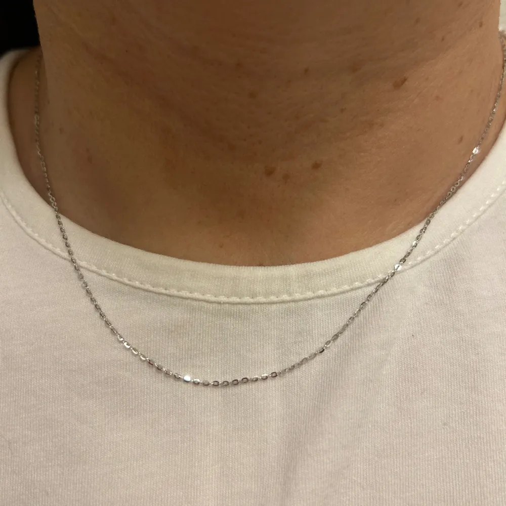 Typ: Silver halsband  Längd finns i: 16”, 18”, 20”  Tjocklek: oklart mellan 0,6 mm - 1,5 mm. Accessoarer.