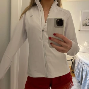 Tränings tröja - Så fin träningatröja med dragkedja. Är lite fodrad på insidan😍