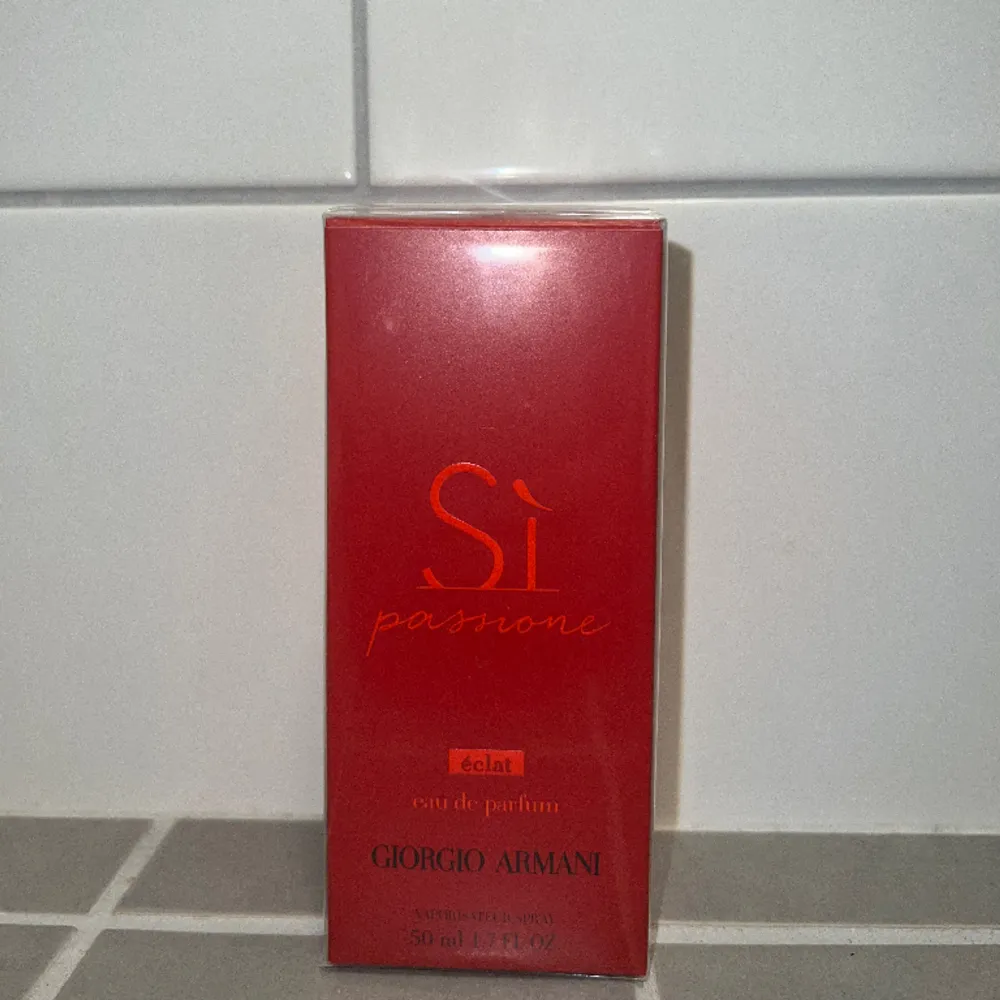 Säljer denna parfym från Armani  (Sì Passione Éclat EdP 50 ml). Aldrig använd och oöppnad förpackning.  Säljer för 600kr. Ordinarie pris 1250kr . Övrigt.