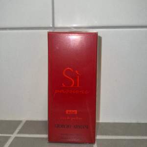Säljer denna parfym från Armani  (Sì Passione Éclat EdP 50 ml). Aldrig använd och oöppnad förpackning.  Säljer för 600kr. Ordinarie pris 1250kr 