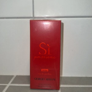 Parfym Armani  - Säljer denna parfym från Armani  (Sì Passione Éclat EdP 50 ml). Aldrig använd och oöppnad förpackning.  Säljer för 600kr. Ordinarie pris 1250kr 
