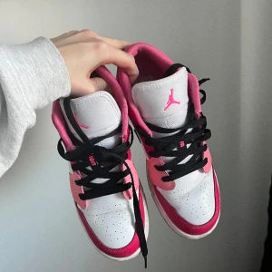 Jordan 1 Low - Säljer mina superfina Jordan 1 Low i storlek 38! Använda endast ett fåtal gånger. Köpta på Pardonmykicks i Göteborg.