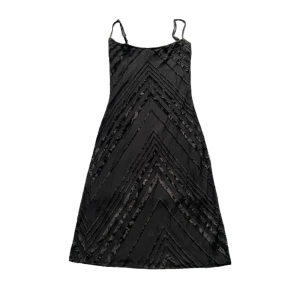 Svart festklänning - Svart kort klänning som är perfekt till fest! Formar kroppen fint! Uppskattas till storlek S/M. Hör av dig om du är intresserad, vill få mått eller har andra frågor<3