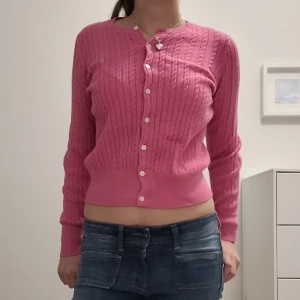 Rosa Ralph Lauren kofta - Super fin kofta. Loggan är Grön. Den sitter så fint💞 Storleken är i barn men passar xs-s. Skriv för frågor eller fler bilder !!