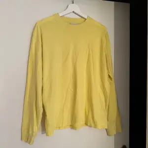 En gul långärmad T-shirt från Junkyard