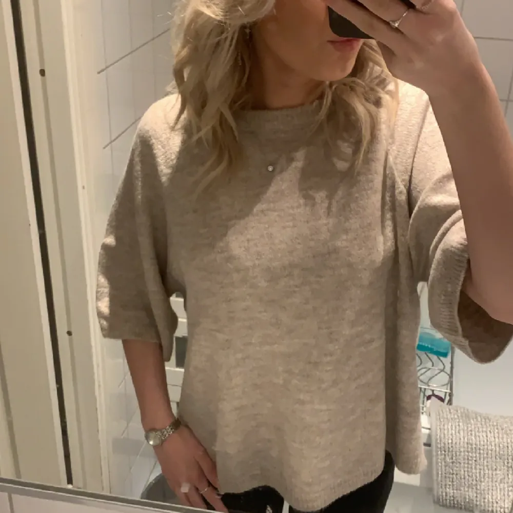 Populära tröjan ”knitted tee” ifrån Lager 157 i strl S💞Helt ny (prislapp sitter kvar) endast testad en gång . Blusar.