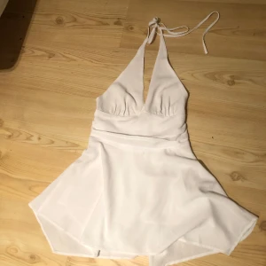 Klänning  - Säljer denna söta halterneck klänning från pull & bear 💗 perfekt till sommaren, aldrig använd 🥰
