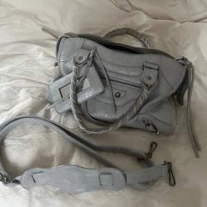 Funderar på att sälja min ljusgrå balenciaga liknande väska som är i väldigt gott skick och relativt ny. Mått: 30x10x22cm ❤️