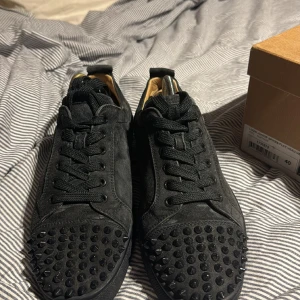 Svarta Christian Louboutin skor  - Storlek 40, skorna är riktiga och kommer med låda och dustbag om ni har några frågor kan ni vara skriva