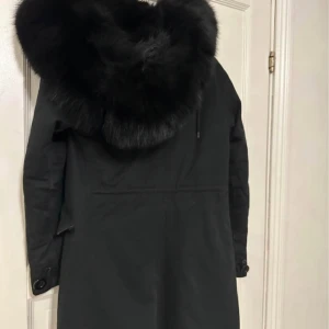 Vinterjacka - äkta päls - Säljer denna använda vinterjacka bra skick, men använd. Nypris 4499 kr säljer den för 1500! Pris kan diskuteras vid snabb affär!