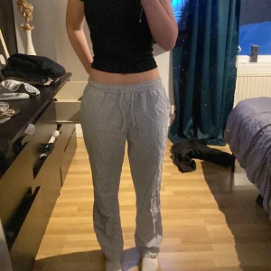 Linnebyxor/pyjamasbyxor - Linnebyxor/pyjamasbyxor 🫶🫶 Använda några få gånger!🫶 Vitblårandiga