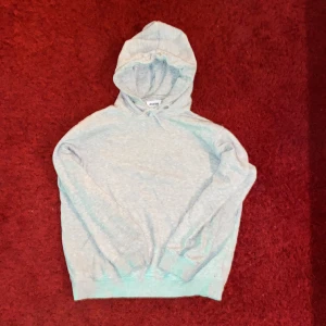 Grå weekday hoddie  - Grå weekday hoddie i storlek S, jättebra skick 