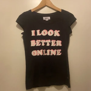 ”I look better online” - Cute T-shirt  XS men passar S också. 