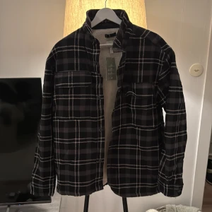 Jacka - Jacka fodradfrån H&M. Storlek M. Regular fit. True to size. Aldrig använd.