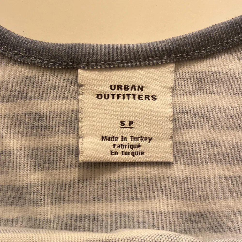 Super söt tank top från Urban Outfitters som är aldrig använd. Köptes förra året men har aldrig varit använd sen dess  Om du har några frågor kom till DM 👈. Toppar.
