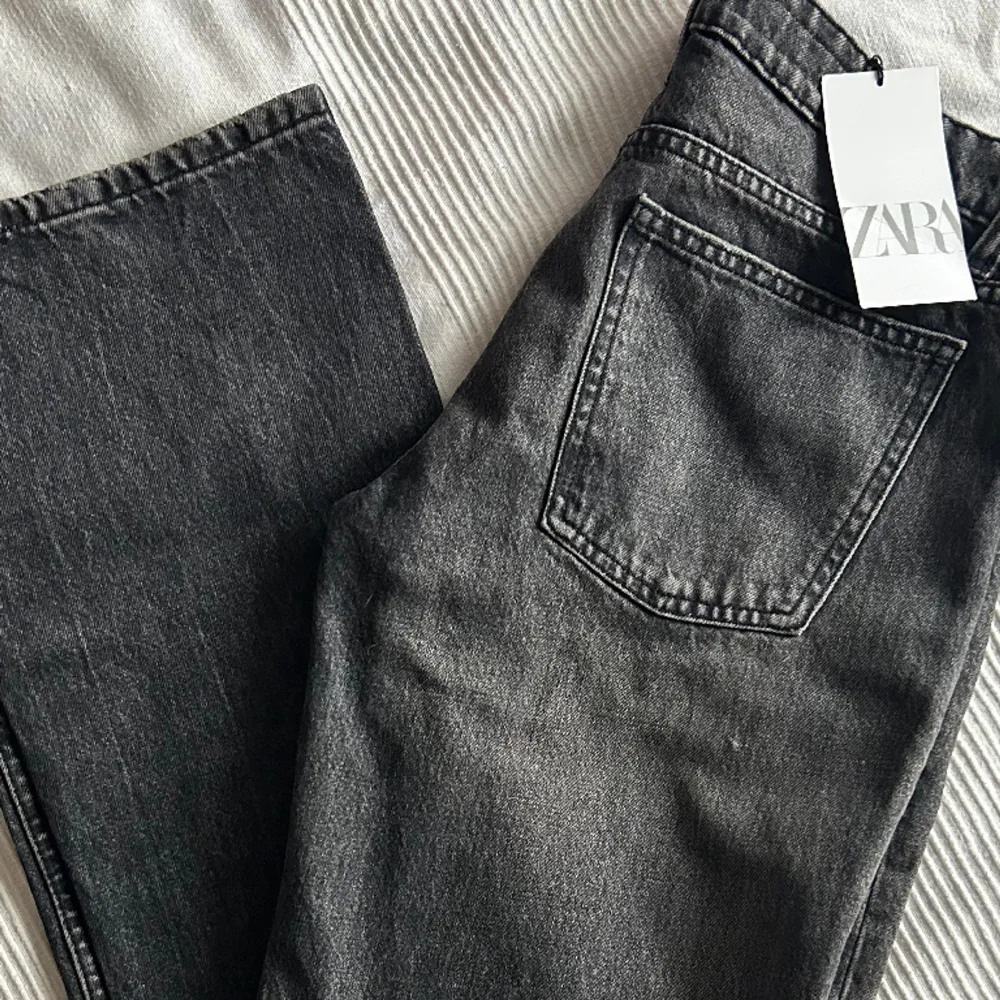 Jeans från Zara som är lågmidjade med jättesnygg rak passform. Aldrig använda och helt nya med prislappen kvar. Skriv för frågor💕💕. Jeans & Byxor.