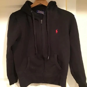 Ralph Lauren Zip hoodie  - Lite seg dragkedja och hoodien har blivit lite blekt av tvätten där av det låga priset men annars bra, står M men skulle säga det är S/175