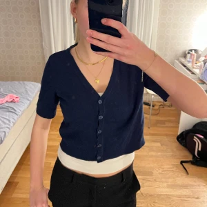 Marinblå kofta  - Säljer en jättefin marinblå kofta, inga defekter förekommer❤️