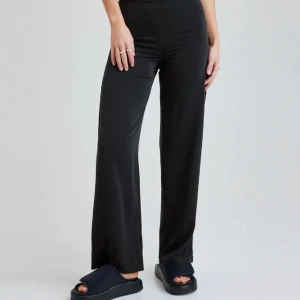 Kostymbyxor  - Jättesnygga kostymbyxor från bikbok. Råkade köpa två stycken. Sitter extremt fint.Helt ny aldrig använd. Nypriset är 400 säljer för 199. Passar för 34 med. Då dom är stretchiga.