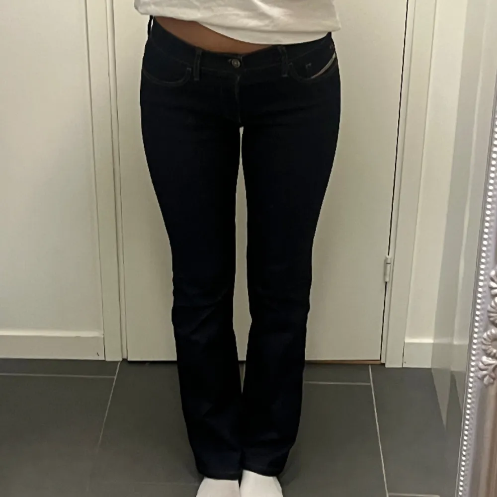 Säljer dessa vintage diesel jeans i denna jättefina mörkblåa färg byxorna är i storlek W27 L32 och passar mig som vanligtvis har S i byxor. Byxorna är lite bootcut.Jag är 165 cm och jeansen går att sprätta upp längst ner🫶. Jeans & Byxor.