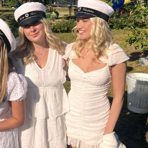 Klänning - Säljer denna söta klänningen från Zara. Perfekt till studenten. 