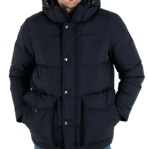 Tommy down HDD jacket  - Tommy hilfiger vinterjacka som kostar 3000 kr. Den har en defekt på ryggen som kan ses i bild 3. Luvan kan tas av. 
