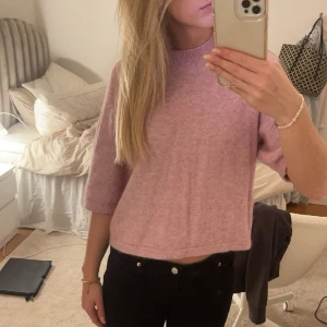 Stickad T-shirt  - Stickad T-shirt i alpacka ull från &other stories som inte längre finns på hemsidan, inga defekter och är knappt använd💞nypris 690kr