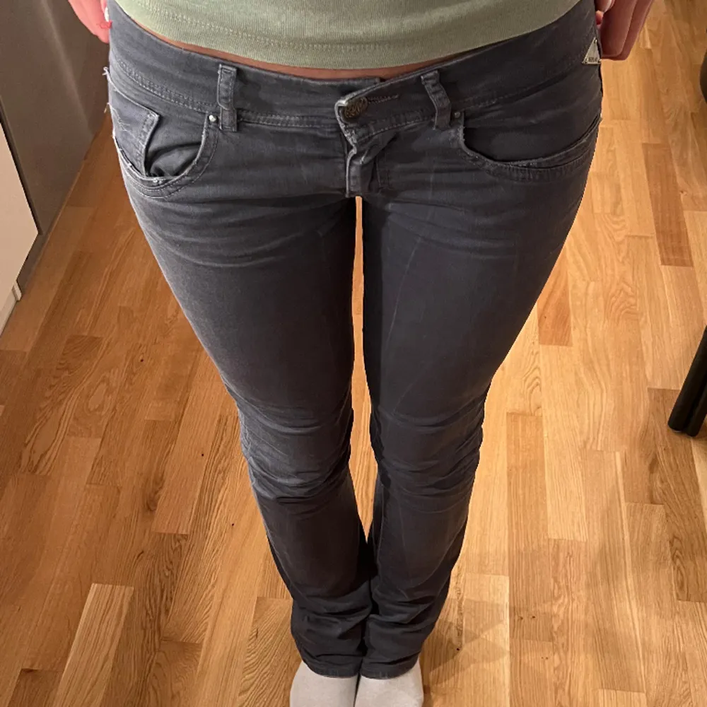 Säljer dessa skitsnygga mörkgråa Replay jeans! Innerbenslängden är 85cm och jag är 177❤️modellen REAMY. Jeans & Byxor.
