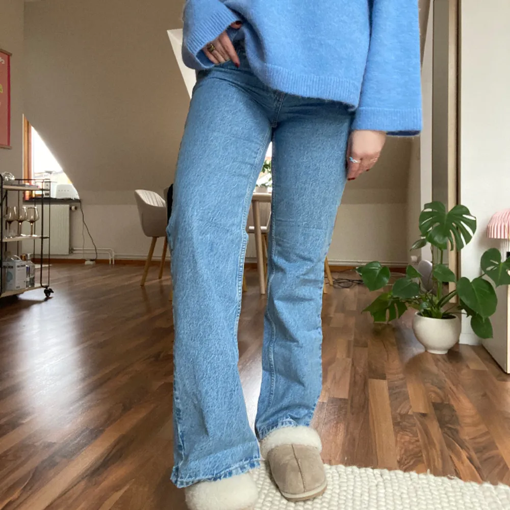 Slutsålda blåa low waist jeans från NAKD i stl 38, använda ett fåtal gånger. Nypris 499:-. Jeans & Byxor.