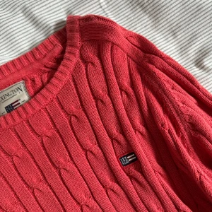 Stickad Tröja - Stickad Tröja från Lexington. Storlek M och lös passform så skulle också passar L. Använt några gånger men sedan bara hängt i garderoben. Inga fläckar eller skador. 100% Bomull. ❤️