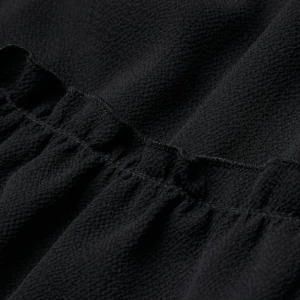 Klänning från hm - Svart klänning från hm, lite speciellt material men svårt att beskriva, andvänd ca 2 ggr säljer då den inte andvänds, storlek Xs. Ser ut som ny, inga defekter eller liknade. Skriv om ni vill ha fler bilder, pris kan diskuteras.