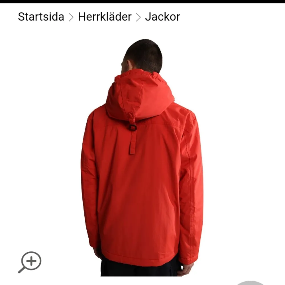 En röd helt ny napapjiri jacka, aldrig använd därför sälja den. Ny pris 1750. Jackor.