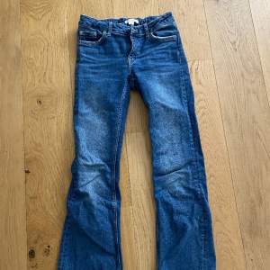 Tror det är dem som heter bootcut jeans men inte helt säker. Orginalpris 300 kr. Dem är lite slitna längst ner men det har bara blivit ”fransigt”. Slutsålda online. Säljer pga för små, dem har även reglerbar midja. Skriv om ni undrar något😍❤️