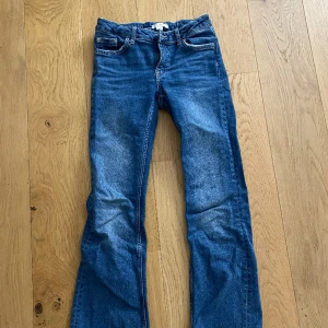 Jeans Gina young  - Tror det är dem som heter bootcut jeans men inte helt säker. Orginalpris 300 kr. Dem är lite slitna längst ner men det har bara blivit ”fransigt”. Slutsålda online. Säljer pga för små, dem har även reglerbar midja. Skriv om ni undrar något😍❤️