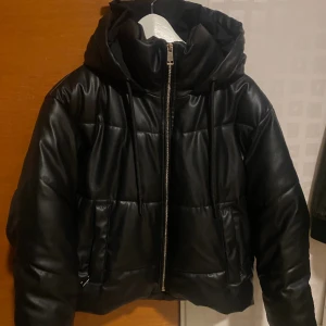 Svart vinterjacka i läder - Vinterjacka i läder från Zara
