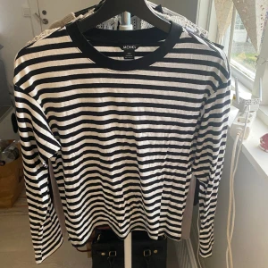 Randig tröja  - Säljer då den inte kommer till användning. Super gulligt tröja.  Säljer för 50 kr + frakt