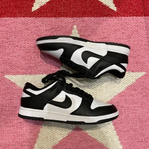 Panda dunks - Ett par Nike panda dunks I nyskick.  Storlek 41 har tyvärr ingen box därav priset. Vi frågor eller funderingar är det bara att skriva.  Mvh vegas.